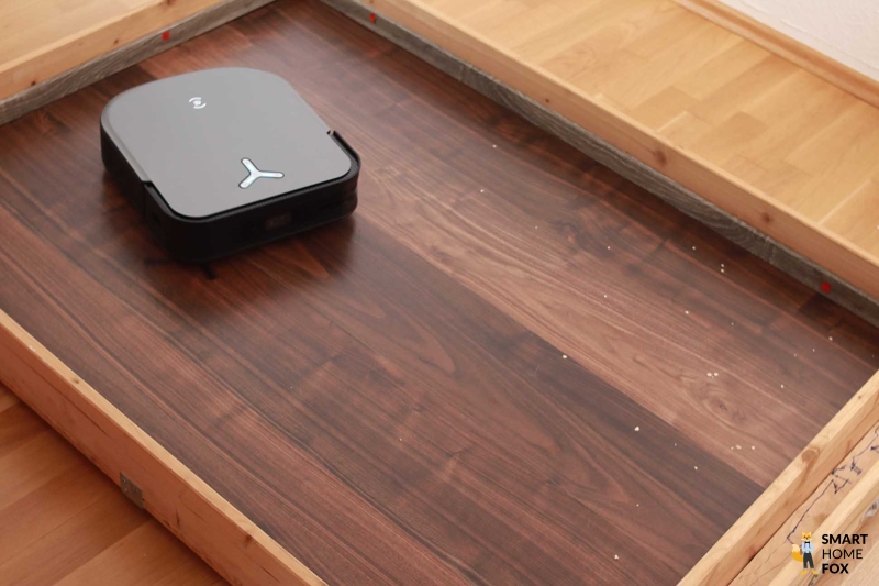 Das Saugtestergebnis des ECOVACS DEEBOT X2 OMNI auf dem Laminatboden ist zu sehen.